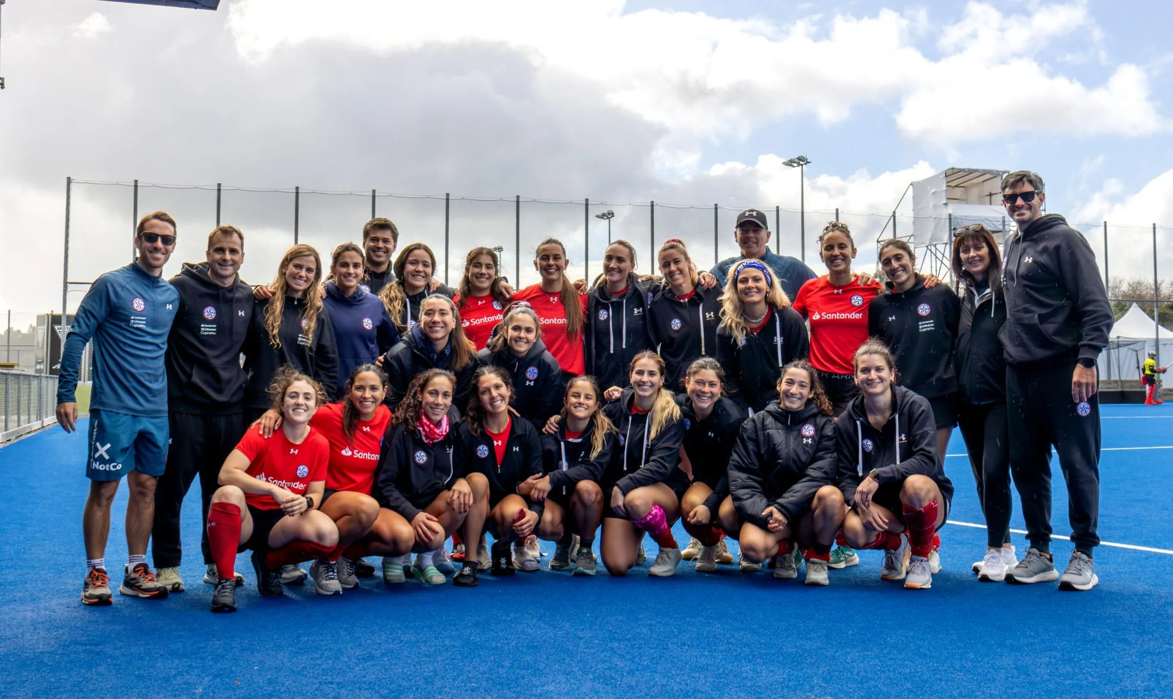 Las Diablas celebran en cancha durante su gira por Nueva Zelanda