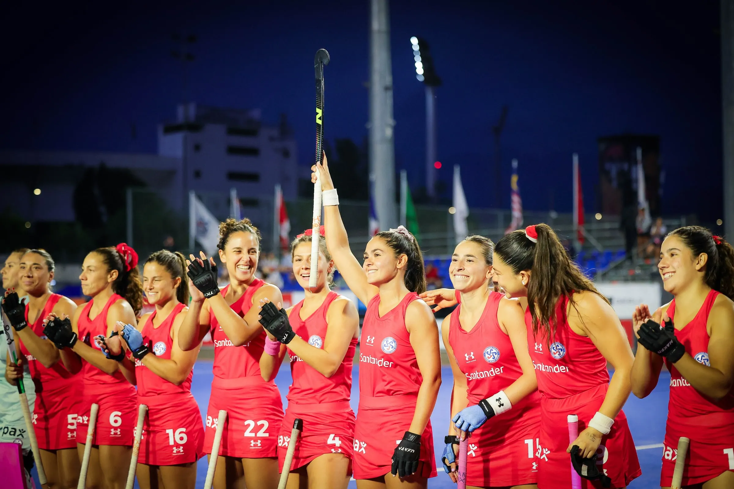 Jugadora de la selección chilena femenina disputando la bocha en un partido internacional