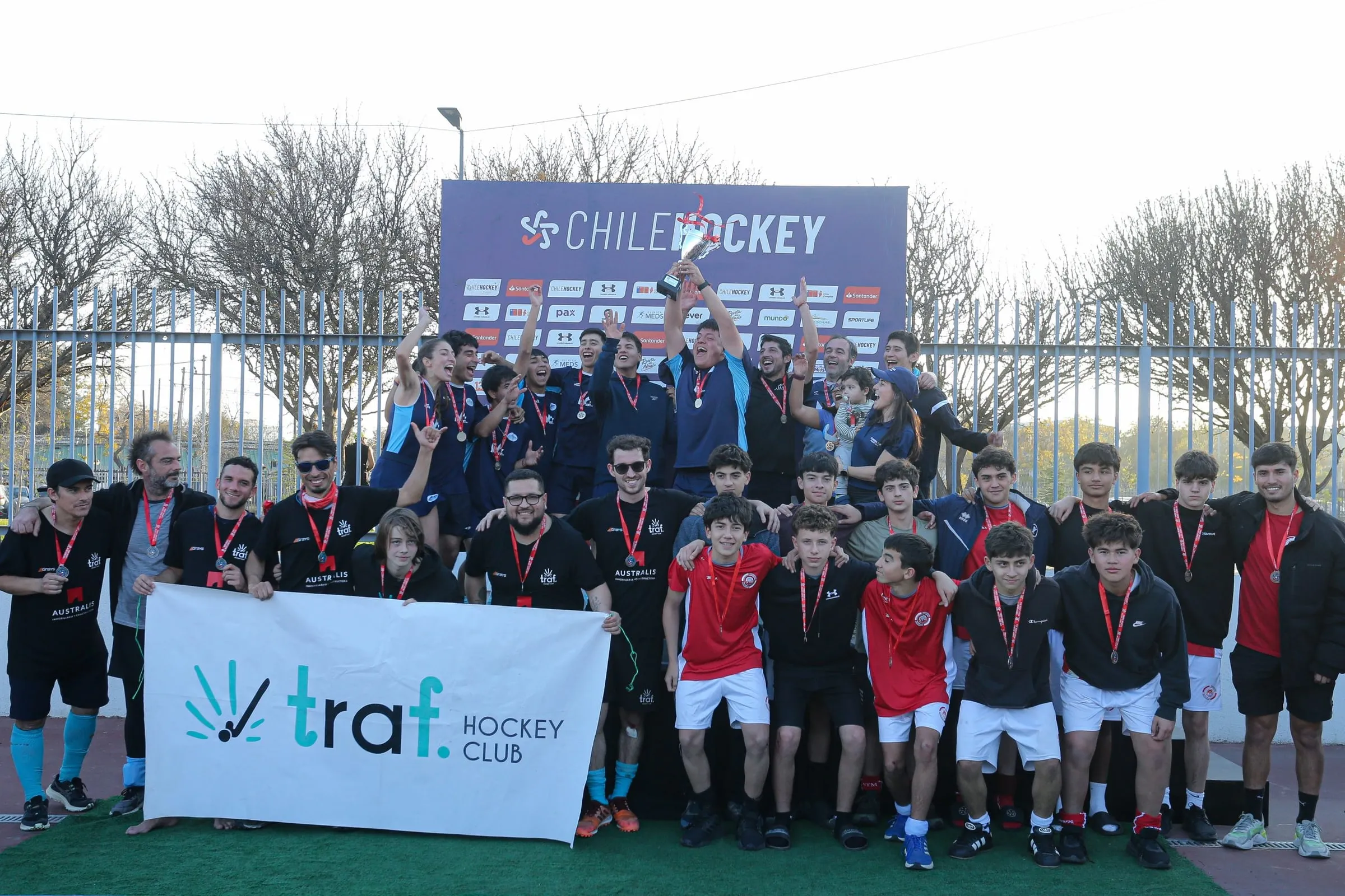 Equipo campeón del Apertura de Hockey 5 posando con el trofeo